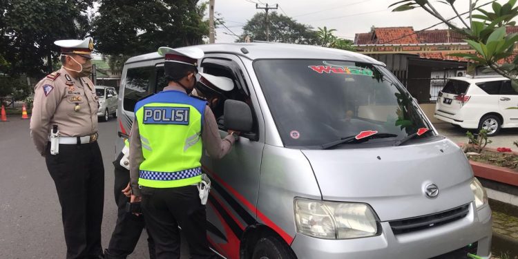 Puluhan Kendaraan Masuk Kuningan Diminta Putar Balik