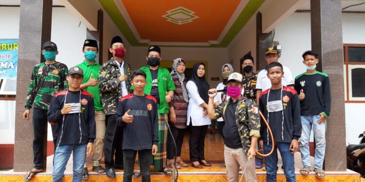 Banser Bersama GP Ansor Kecamatan Cipicung Semprot Disinfektan di 10 Desa
