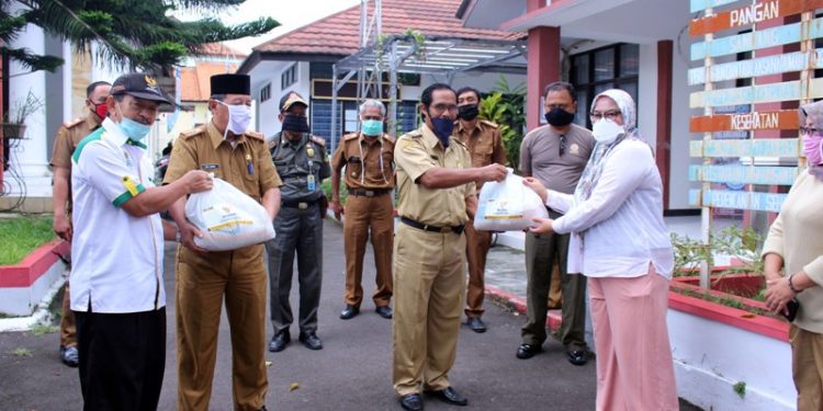 Baznas Bersama TP PKK Kuningan Bagikan 1.500 Paket Sembako di 3 Kecamatan