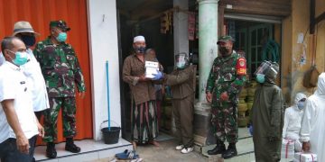 Kodim 0620 Kab.Cirebon Bantu Warga Lebak Mekar yang Melakukan Isolasi Mandiri