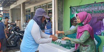 Yuningsih Tebar 1.000 Masker dan Hand Sanitizer di Kecamatan Gebang