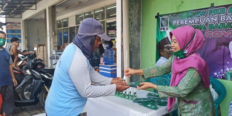 Yuningsih Tebar 1.000 Masker dan Hand Sanitizer di Kecamatan Gebang