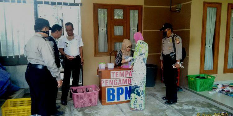 Camat Astanajapura Soroti Mutu Beras BPNT untuk Warga