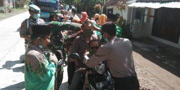 MWC NU Bersama Polsek Babakan Berikan Masker pada Pengendara