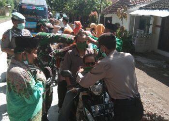MWC NU Bersama Polsek Babakan Berikan Masker pada Pengendara