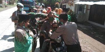 MWC NU Bersama Polsek Babakan Berikan Masker pada Pengendara