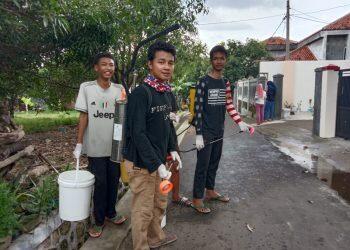 Pemuda Blok Cikuya Inisiatif Lakukan Penyemprotan Disinfektan untuk Cegah Corona