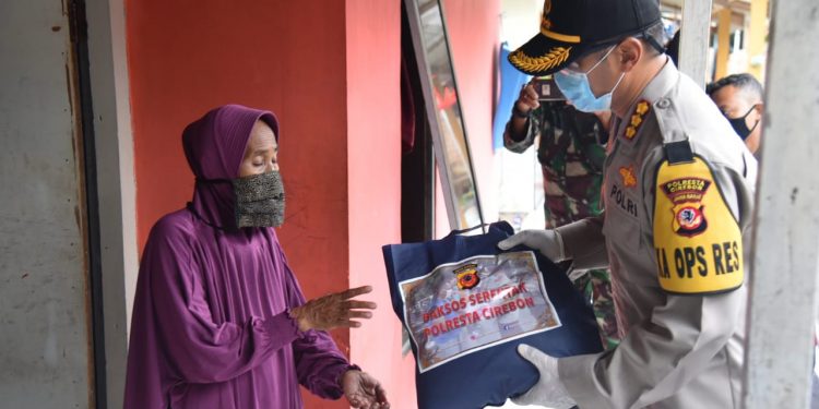 Polresta Cirebon Salurkan Ratusan Paket Sembako di Lima Kecamatan
