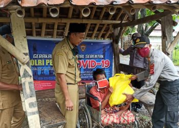 Polsek Babakan dan Polsek Gebang Berikan Sembako di Daerah Pesisir dan Perbatasan