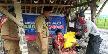 Polsek Babakan dan Polsek Gebang Berikan Sembako di Daerah Pesisir dan Perbatasan