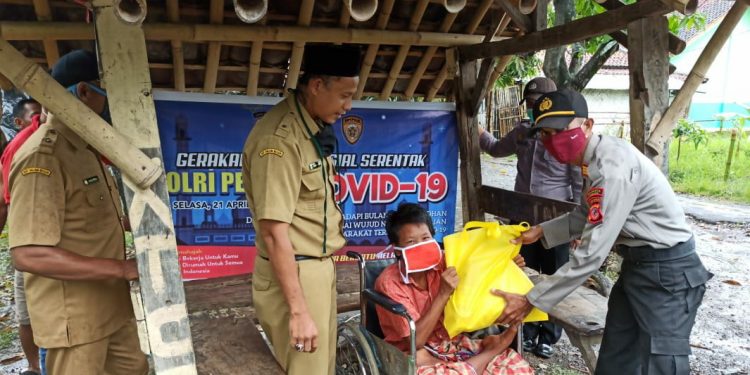Polsek Babakan dan Polsek Gebang Berikan Sembako di Daerah Pesisir dan Perbatasan