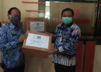 Partai Demokrat Berikan Bantuan APD dan Masker Medis untuk RSUD Arjawinangun