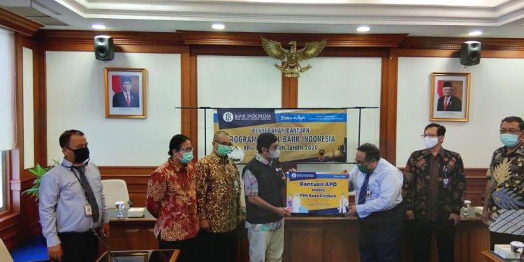 BI dan Perbankan di Cirebon Salurkan Bantuan APD dan Ratusan Paket Sembako