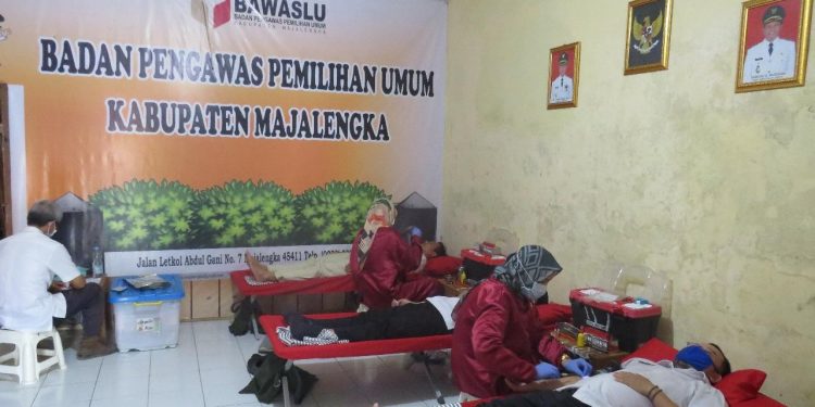 Stok Darah di PMI Kritis, Bawaslu Majalengka Gelar Aksi Donor Darah