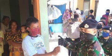 Lanal Cirebon Bagikan Sembako untuk Nelayan Cangkol Tengah