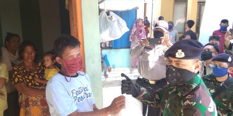Lanal Cirebon Bagikan Sembako untuk Nelayan Cangkol Tengah