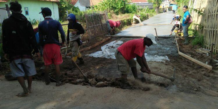 Memasuki Ramadhan, Jalan Desa Gebang Kulon Diperbaiki