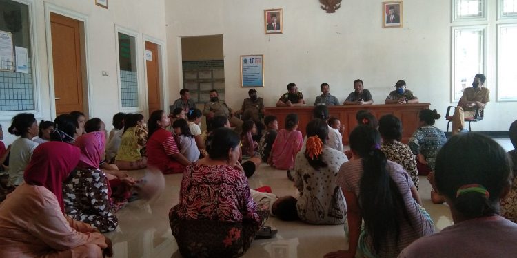 Terhimpit Corona, Warga Gerudug Kantor Desa Kendal