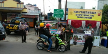 Polsek Mandirancan Berbagi Takjil ke Pengguna Jalan