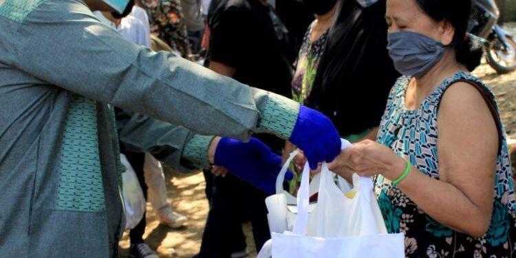 BKKBN Tebar Sembako di Daerah Kumuh Stasiun Depok