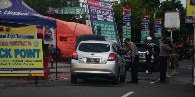 Dua Travel Gelap Diputarbalikan Polresta Cirebon saat PSBB Hari Kedelapan
