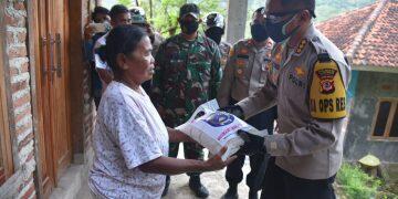 Polresta Cirebon Salurkan Sembako untuk Warga Blok Pagar Gunung