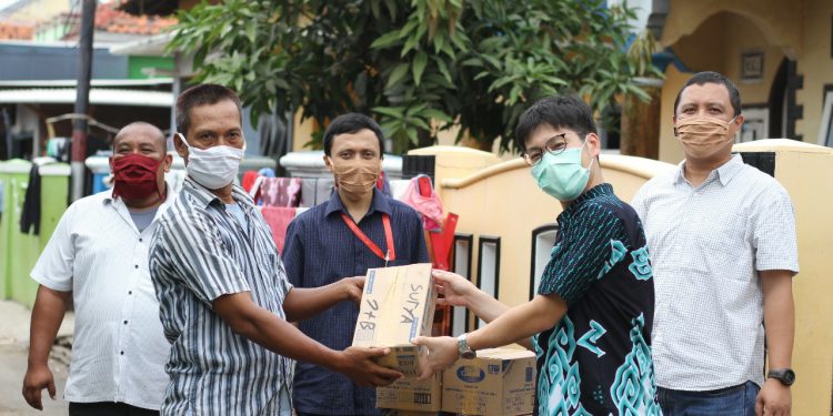 Warga Sekitar Proyek PLTU Terima Bantuan dari Toshiba Indonesia