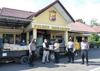 Bripka Daemudi Sumbangkan Beras 2,5 Ton untuk Warga Terdampak Covid-19