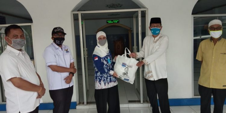Hero – Ratnawati Beri Bantuan APD Bagi Tenaga Medis