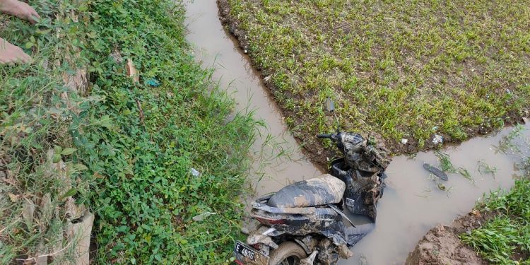 Mengantuk, Anak dan Ibu Bersama Motor Terjebur ke Sawah