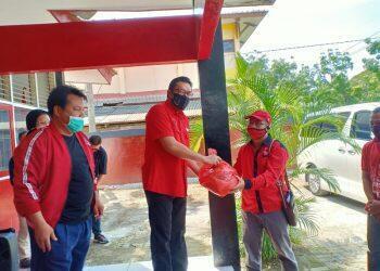 PDIP Indramayu Salurkan 4.260 Paket Sembako