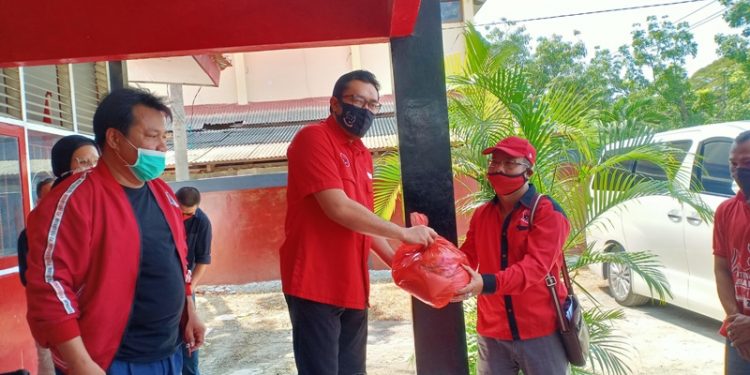 PDIP Indramayu Salurkan 4.260 Paket Sembako