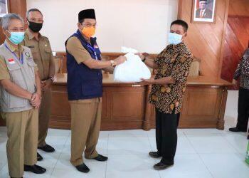 Petugas Kebersihan Terima Bantuan Sosial