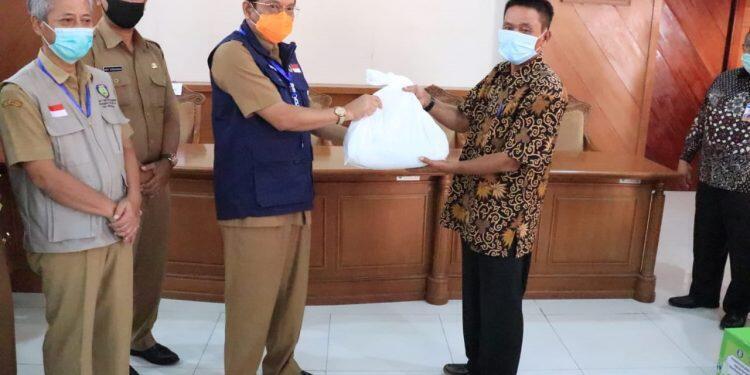 Petugas Kebersihan Terima Bantuan Sosial