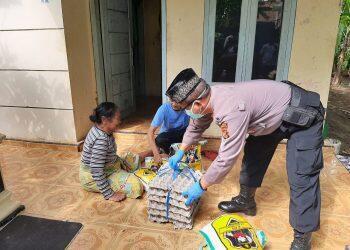 Polisi Bagikan Sembako Bantu keluarga PDP