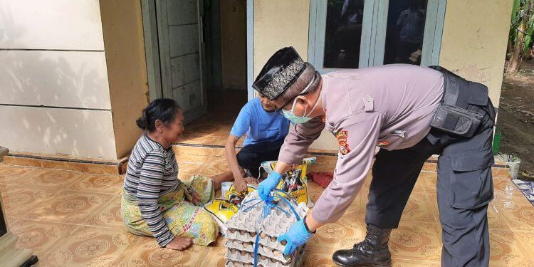 Polisi Bagikan Sembako Bantu keluarga PDP
