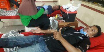 Bantu Stok Darah PMI, Karang Taruna Tunas Bangsa Lakukan Donor Darah