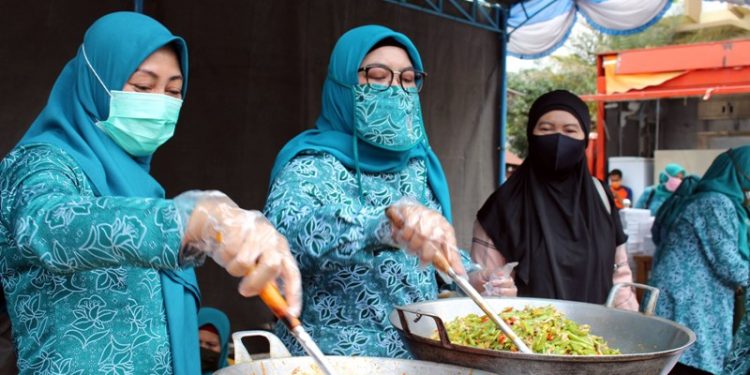Atalia Kunjungi Dapur Umum Darurat Covid-19 di Cilimus