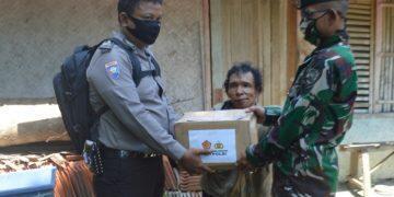 Polsek dan Koramil Cibingbin Bagikan Sembako untuk Warga Rawan Pangan