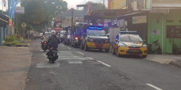 Jelang Buka Puasa, Tim Gugus Tugas Semprotkan Disinfektan di Ruas Jalan Kuningan-Garawangi