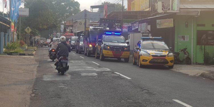 Jelang Buka Puasa, Tim Gugus Tugas Semprotkan Disinfektan di Ruas Jalan Kuningan-Garawangi