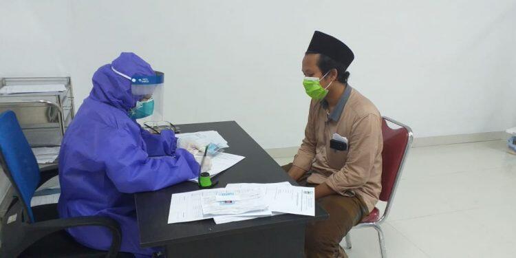 Puluhan Santri Lirboyo Ikuti Rapid Test di Covid Center Watubelah
