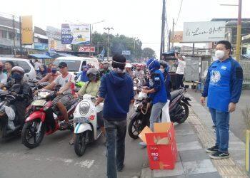 DPC Partai Demokrat Kota Cirebon Bagi Takjil dan Sosialisasi Covid-19