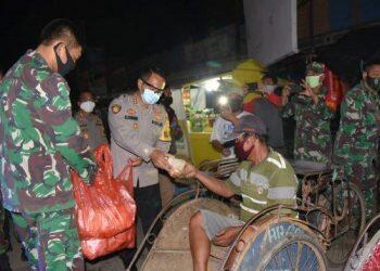 Kapolresta Cirebon Bersama Dandim 0620 Bagikan Makan Sahur untuk Warga Terdampak Covid-19