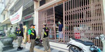 Satpol PP Himbau Toko yang Menjual Kebutuhan Non Prioritas untuk Menutup Toko