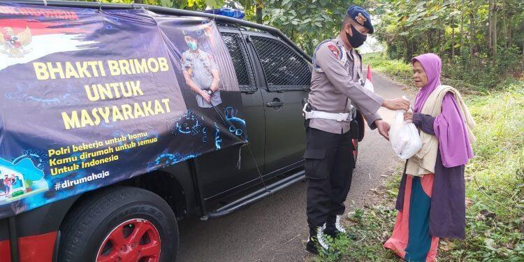 Brimob Bersama Keluarga Besar IKBTP Alumni Akpol 1994 Bagikan Sembako Kepada Warga Kurang Mampu