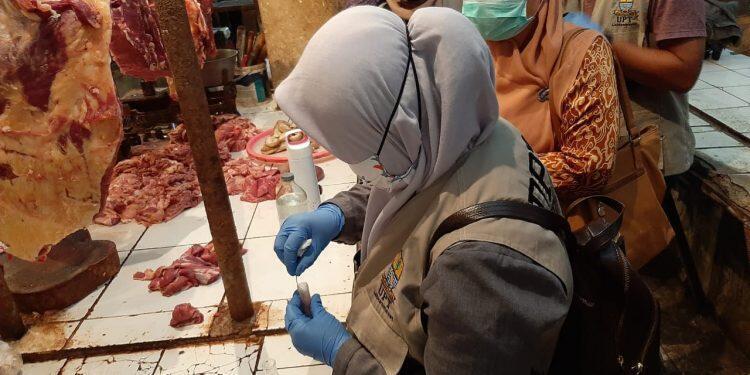 Satgas Pangan Lakukan Pengecekan dan Pengetesan Daging Sapi di Pasar Tradisional