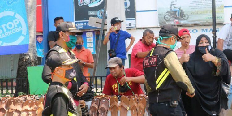 Protes Tak Ditanggapi, Pedagang Berjualan di Trotoar