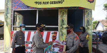 Kapolresta Cirebon Berikan Bingkisan Terhadap Petugas Jaga Chek Point dan Pos Pengamanan Ketupat Lodaya 2020