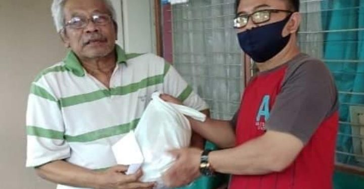 PWI Cirebon Peduli Pensiunan Wartawan “Bagikan Sembako dari Dampak Covid 19”